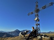 25 Alla elaborata croce di vetta dello Zuc de Valmana (1546 m) con vista sulle Grigne